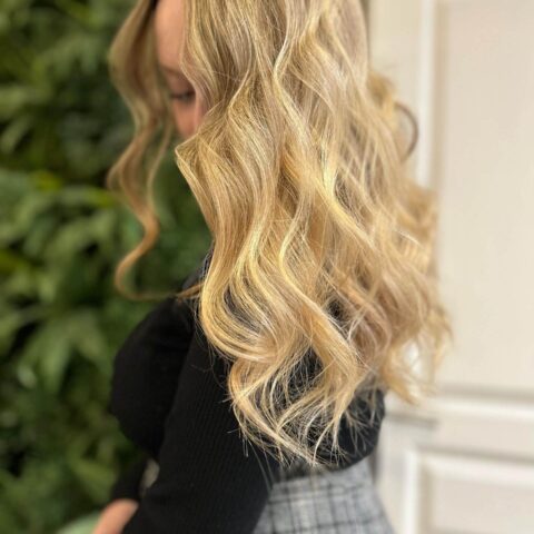 Cheveux blonds et lisses au Salon Barbier